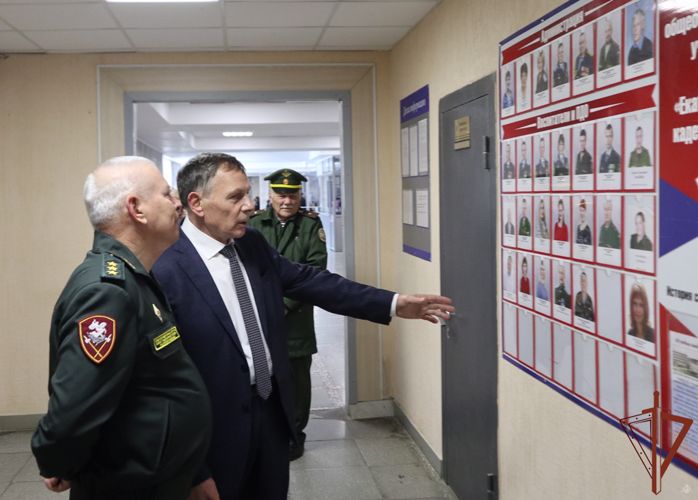 Командующий Уральским округом Росгвардии посетил Екатеринбургский кадетский корпус