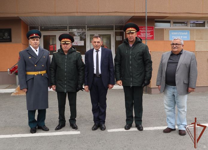 Командующий Уральским округом Росгвардии посетил Екатеринбургский кадетский корпус