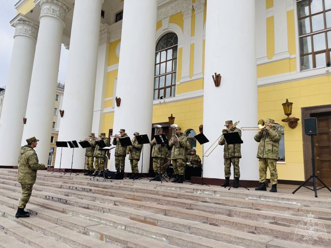 Росгвардейцы поздравили калужан с Днем пожилого человека 