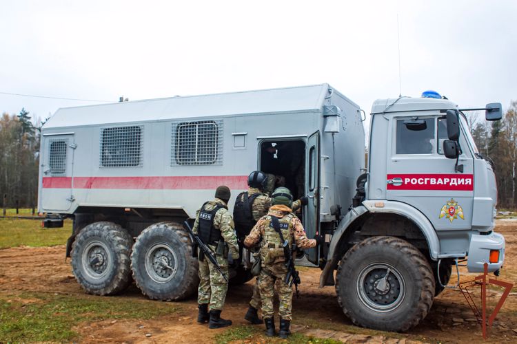 Сотрудники новгородского ОМОН Росгвардии провели тактико-специальные занятия