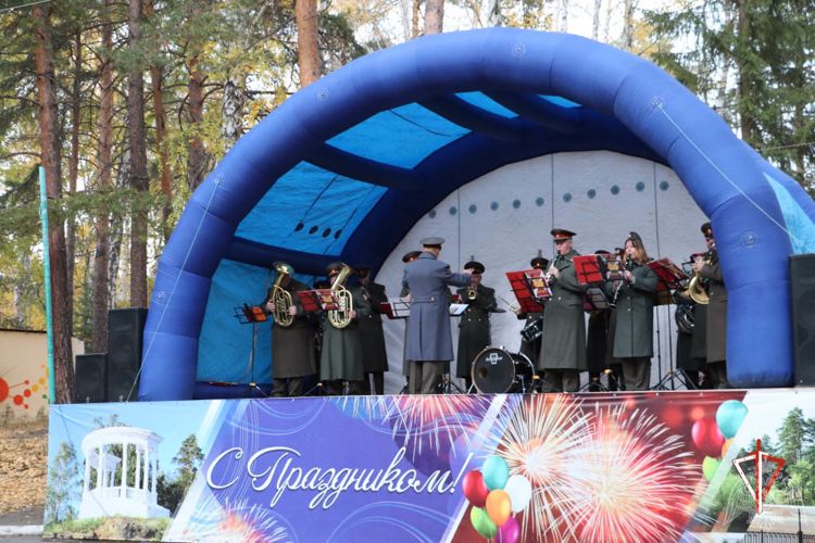 В городах Урала Росгвардия проводит ведомственную акцию «Вальс нашей молодости» (видео)