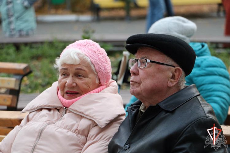 В городах Урала Росгвардия проводит ведомственную акцию «Вальс нашей молодости» (видео)