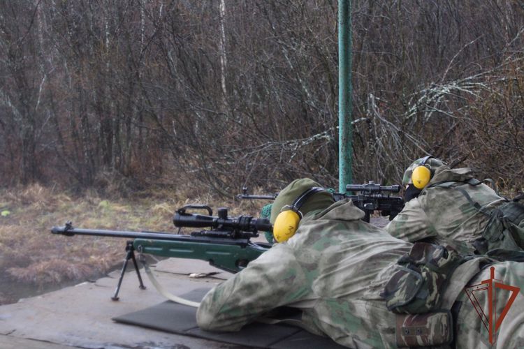 Сотрудники вологодского ОМОН Росгвардии провели учебные стрельбы из различных видов оружия