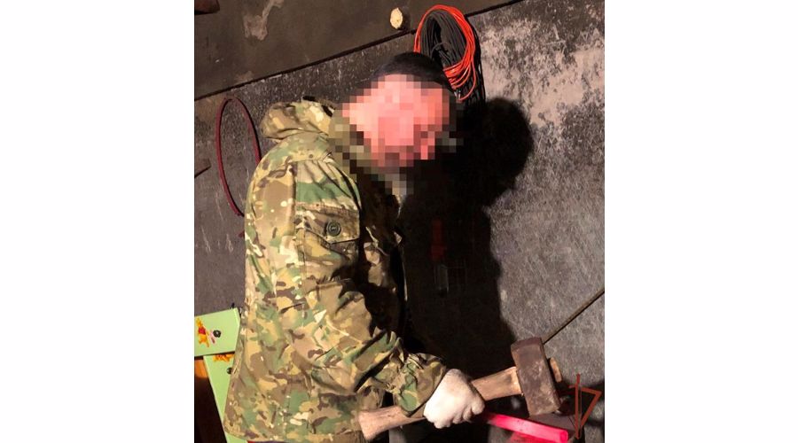 В Югре офицер Росгвардии рассказал сослуживцам о своем увлечении кузнечным делом