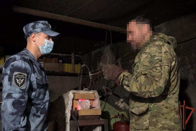 В Югре офицер Росгвардии рассказал сослуживцам о своем увлечении кузнечным делом