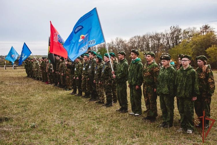 В Белгородской области состоялся полевой выход военно-патриотических клубов, посвященный Дню СОБР и ОМОН Росгвардии 