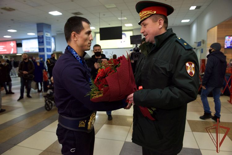 Росгвардейцы встретили в аэропорту Новосибирска сослуживца-победителя чемпионата мира 