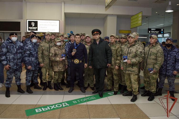 Росгвардейцы встретили в аэропорту Новосибирска сослуживца-победителя чемпионата мира 