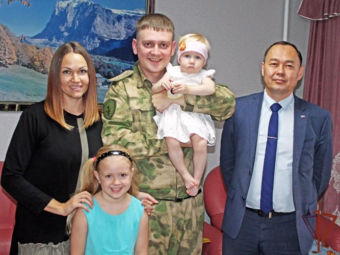 В канун Дня отца семью военнослужащего Росгвардии поздравили представители правительства Хакасии 