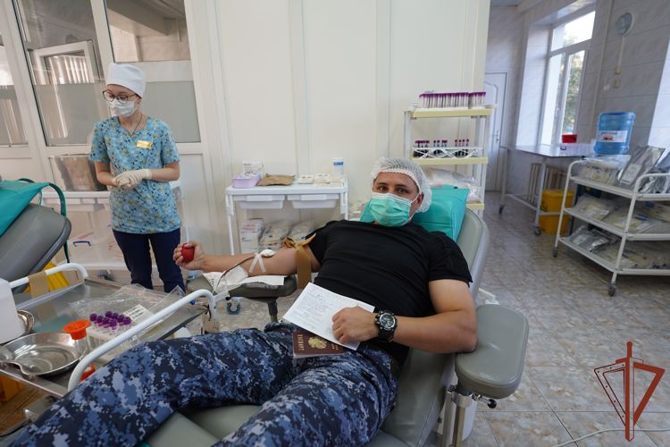 Более 40 росгвардейцев стали донорами крови для больниц Кубани