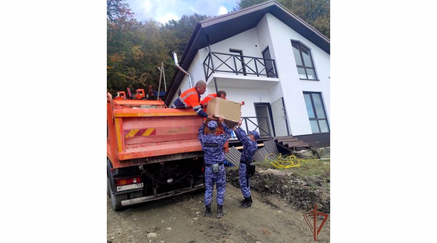 Росгвардия оказывает помощь жителям сочинского поселка Сергей-Поле, пострадавшего от непогоды