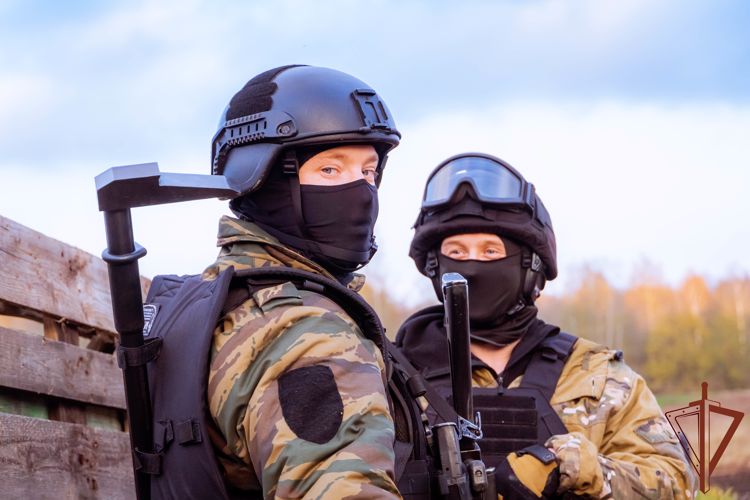 Сотрудники новгородского ОМОН Росгвардии провели тактико-специальные занятия