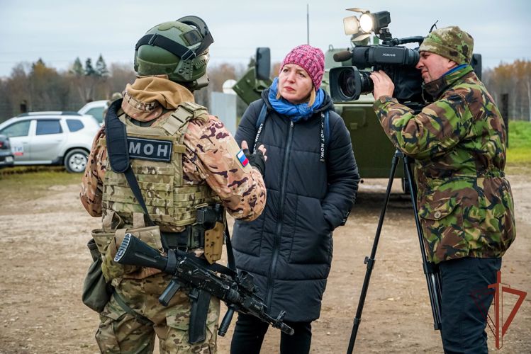 Сотрудники новгородского ОМОН Росгвардии провели тактико-специальные занятия