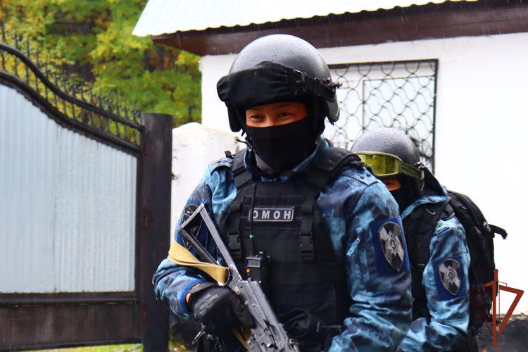 При содействии Росгвардии в Горно-Алтайске задержаны подозреваемые в преступлениях