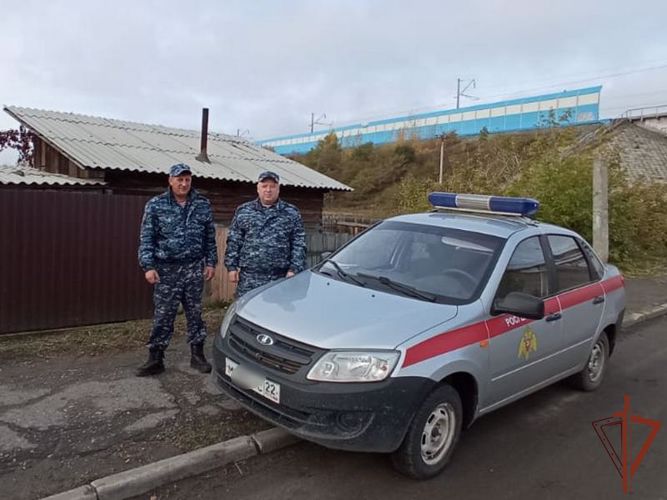 Росгвардейцы организовали эвакуацию жильцов из горящего дома в Алтайском крае 