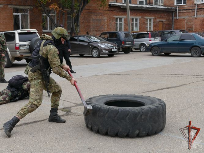 В Иркутске впервые прошли состязания по тактическим действиям боевых групп сотрудников ОМОН Росгвардии