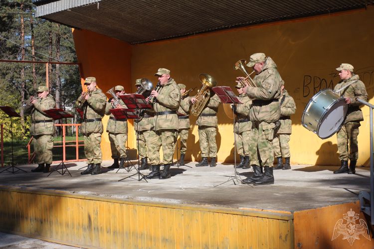 В Иркутской области музыканты военного духового оркестра Росгвардии поздравили ветеранов с Днём пожилых людей