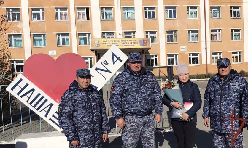 Росгвардейцы Сибирского округа поздравили учителей с профессиональным праздником