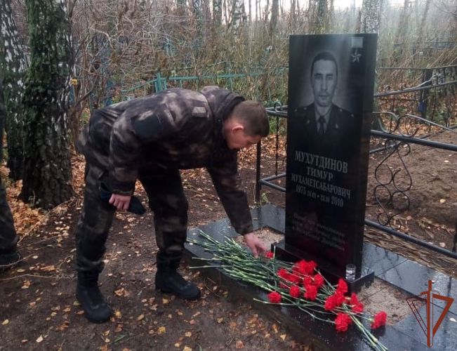 В Тюменской области почтили память Героя России офицера СОБР Тимура Мухутдинова