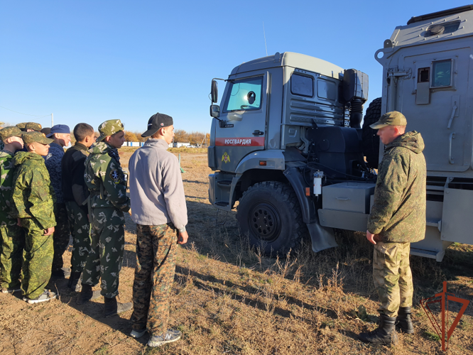 Росгвардейцы поделились опытом с допризывной молодежью Астраханской области