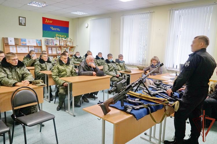 В специальных отрядах быстрого реагирования Северо-Западного округа Росгвардии прошли дни открытых дверей для школьников
