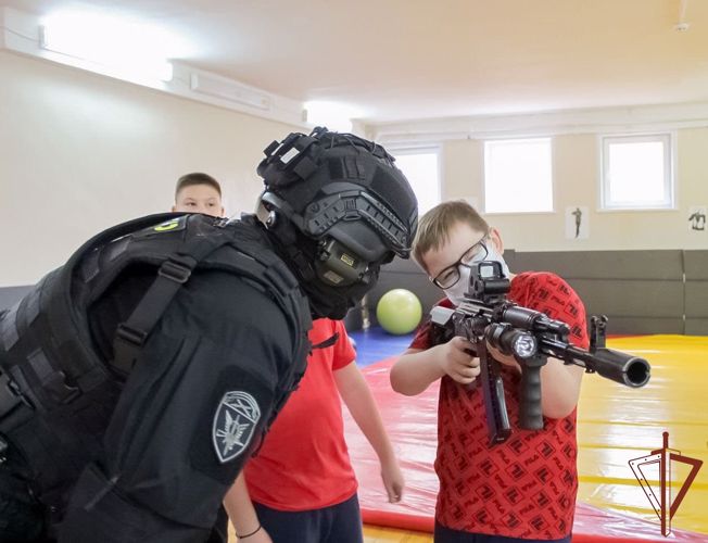 В специальных отрядах быстрого реагирования Северо-Западного округа Росгвардии прошли дни открытых дверей для школьников