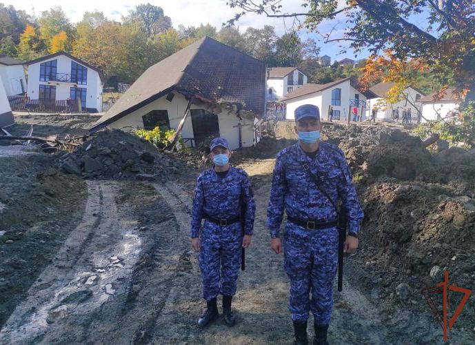 Росгвардия оказывает помощь жителям сочинского поселка Сергей-Поле, пострадавшего от непогоды