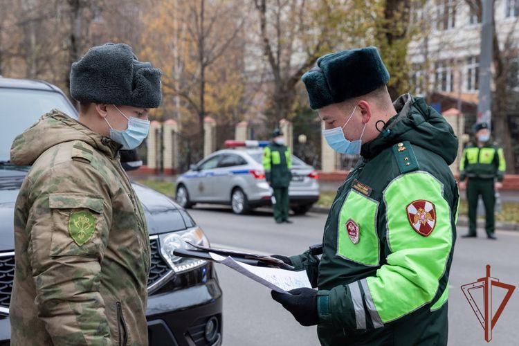 Автоинспекторы Росгвардии провели профилактический рейд с водителями ведомства