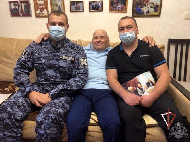 Росгвардейцы Уральского округа навестили ветеранов Великой Отечественной войны 