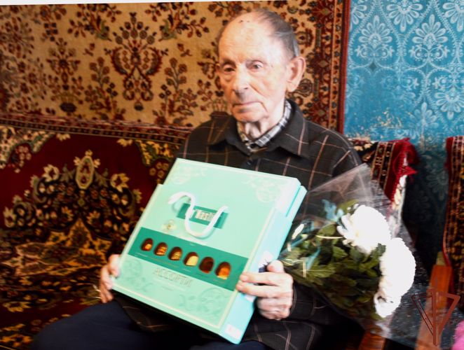 Основателя уникального морского музея в Гаспре поздравили с 94-летием военнослужащие Росгвардии