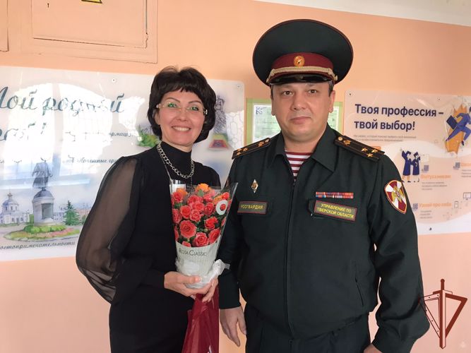 Росгвардейцы Центрального округа поздравили учителей с профессиональным праздником