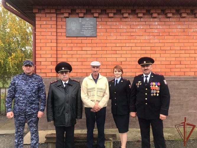 Росгвардейцы в Кабардино-Балкарии навестили родителей погибшего сослуживца