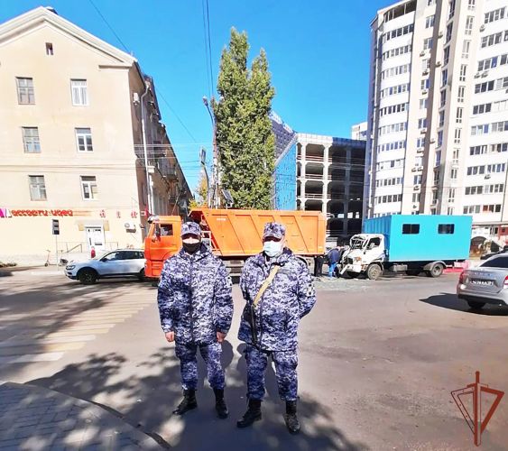 Патруль Росгвардии пришёл на помощь пострадавшему в ДТП в Воронеже водителю грузовика