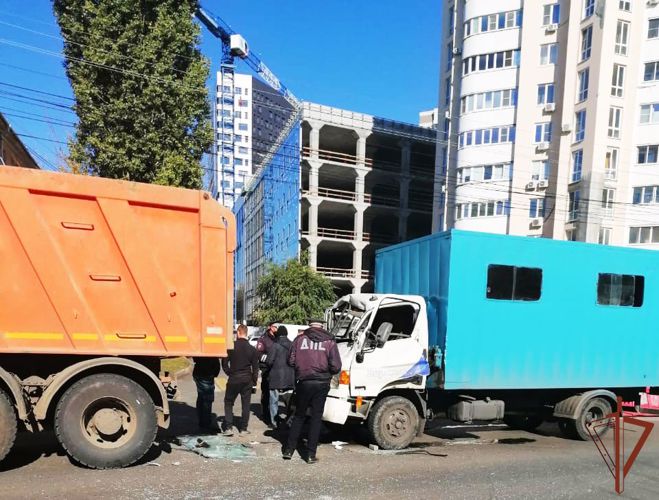 Патруль Росгвардии пришёл на помощь пострадавшему в ДТП в Воронеже водителю грузовика