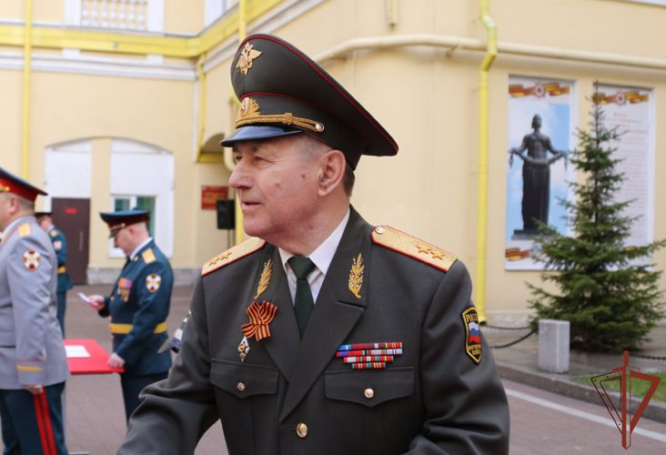 Командующий Северо-Западным округом Росгвардии поздравил с 75-летием своего предшественника 