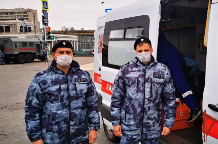 Сотрудники московского ОМОН Росгвардии помогли мужчине с приступом заболевания