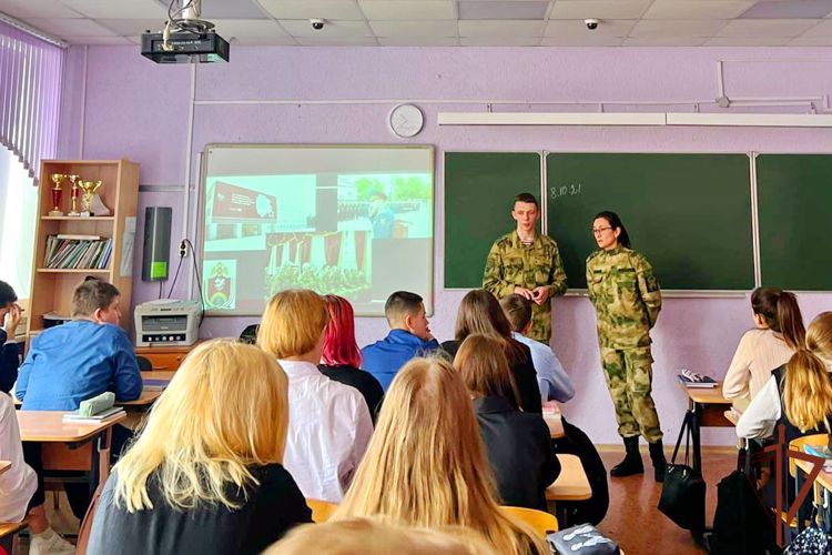 Военнослужащие Северо-Западного округа Росгвардии провели  для старшеклассников профориентационное занятие 