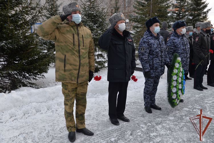 В Уральском округе Росгвардии вспоминают погибших правоохранителей