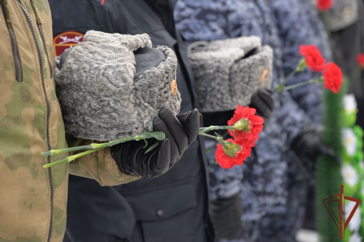 В Уральском округе Росгвардии вспоминают погибших правоохранителей