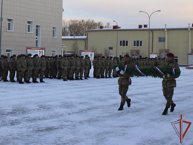 В Сибирском округе Росгвардии почтили память погибших сослуживцев 