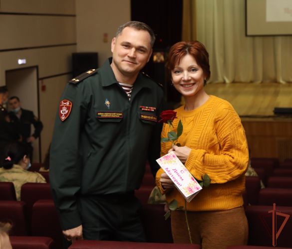 В Нижнем Новгороде военнослужащие Росгвардии поздравили женщин с Днём матери