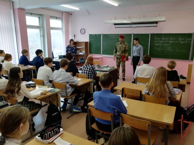 Командир кузбасского отряда спецназа Росгвардии вручил благодарственное письмо сыну погибшего офицера СОБР