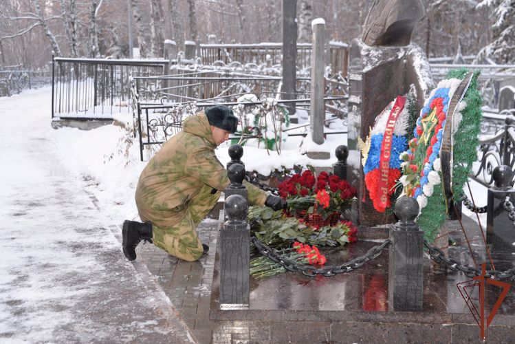 Росгвардейцы приняли участие в траурной церемонии, посвященной памяти  генерал-лейтенанта Артура Ахметханова
