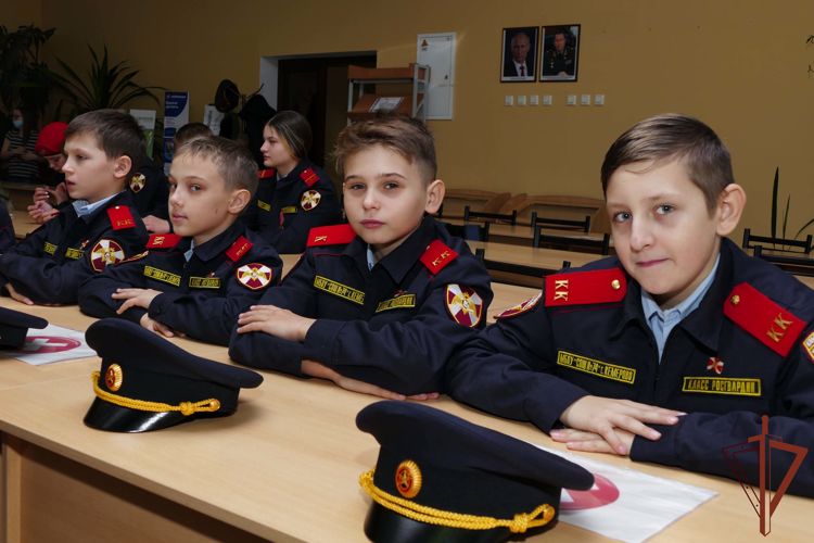 Начальник кузбасского управления Росгвардии вручил награды юным экологам