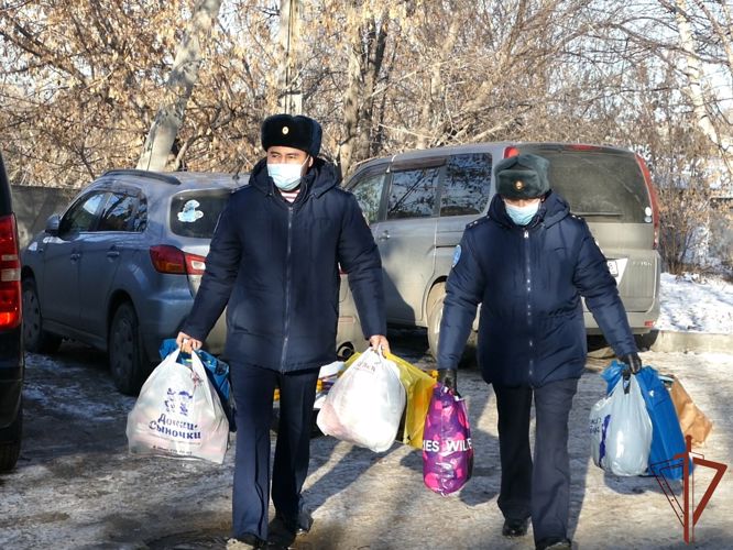 Военнослужащие Росгвардии поздравили с предстоящим Днем матери женщин, попавших в трудную жизненную ситуацию
