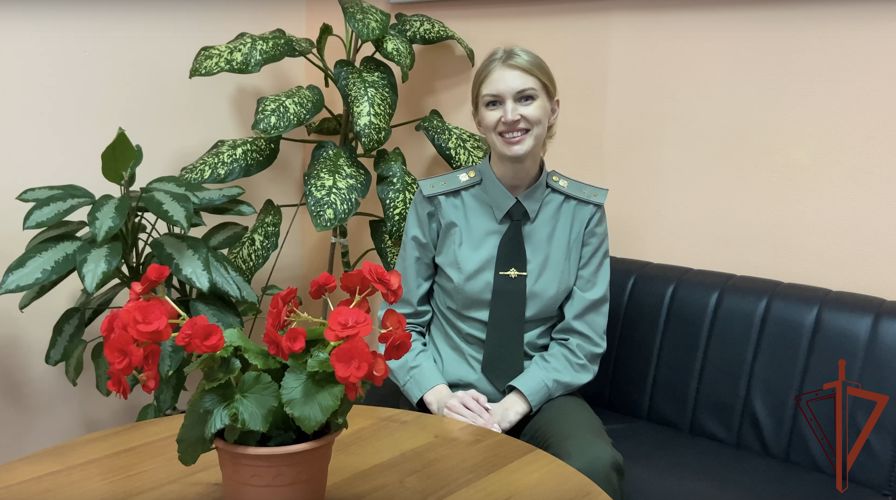 Военнослужащие озерской дивизии Росгвардии поддержали всероссийскую ведомственную акцию «С любовью к маме» (видео)