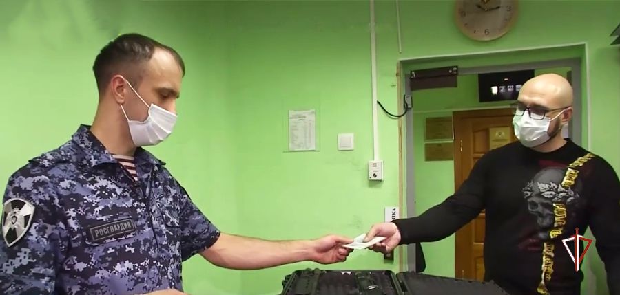 В эфире ямальского телеканала Росгвардия рассказала о правилах владения оружием (видео)