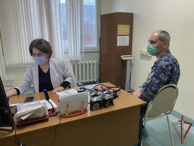 Около 150 росгвардейцев сдали донорскую кровь в Москве (видео)