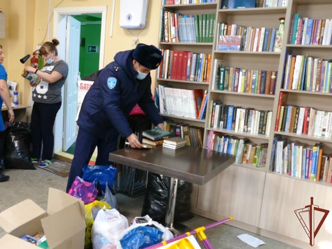 Военнослужащие Росгвардии поздравили с предстоящим Днем матери женщин, попавших в трудную жизненную ситуацию