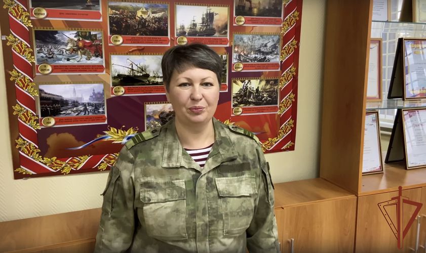 Военнослужащие озерской дивизии Росгвардии поддержали всероссийскую ведомственную акцию «С любовью к маме» (видео)